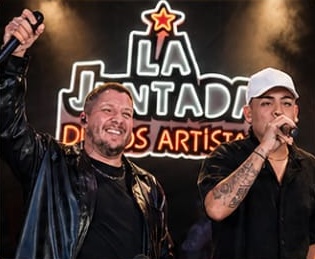 Edgar Hernán cantando en La Juntada de los Artistas